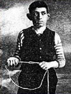 Cayetano Santos Godino mostrando a los psiquiatras el modo en que asesino a una de sus victimas